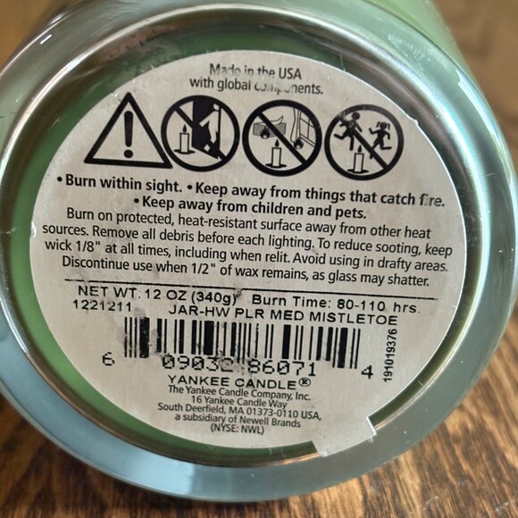 Mistletoe Yankee Candle Medium Tumbler Candle, NWT - Picture 6 of 8